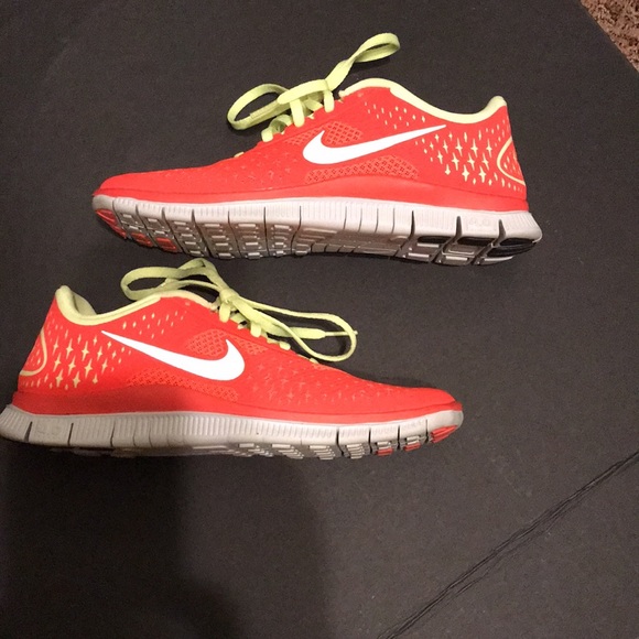 Nike Shoes - ORANGE NIKE FREE 4.0 V2 WOMENS TENNIS SHOE SNEAKERS vintage like New.    Size 8